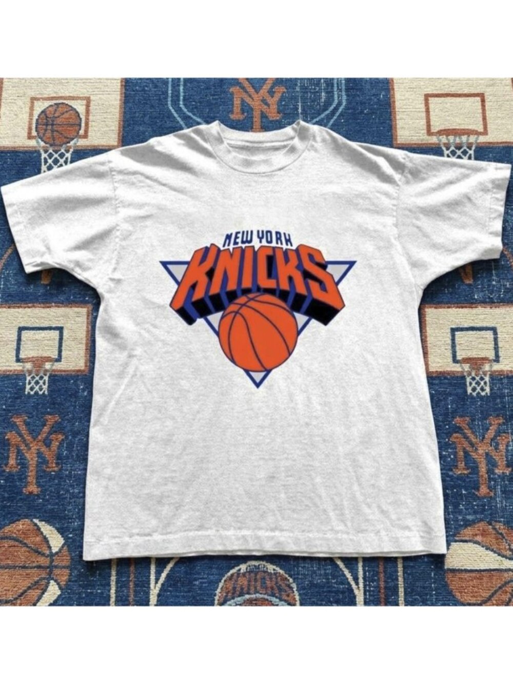 White New York Knicks basketball graphic t-shirt